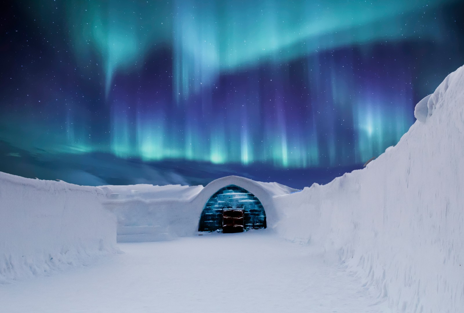 Aurore boréale au-dessus d'un igloo avec une voiture dans la neige (aurore boréale, igloo, ciel nocturne, aurores boréales, finlande)