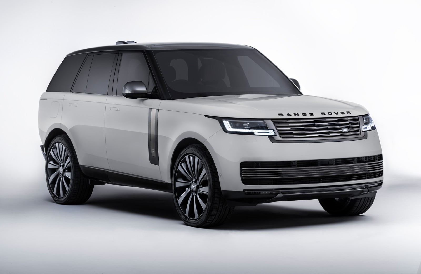 Белый внедорожник припаркован в студии с белым фоном (range rover sv lansdowne edition, 2023, 5k, 8k, машины)