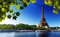 Eiffelturm umgeben von üppigem Grün und ruhigem Wasserweg in Paris