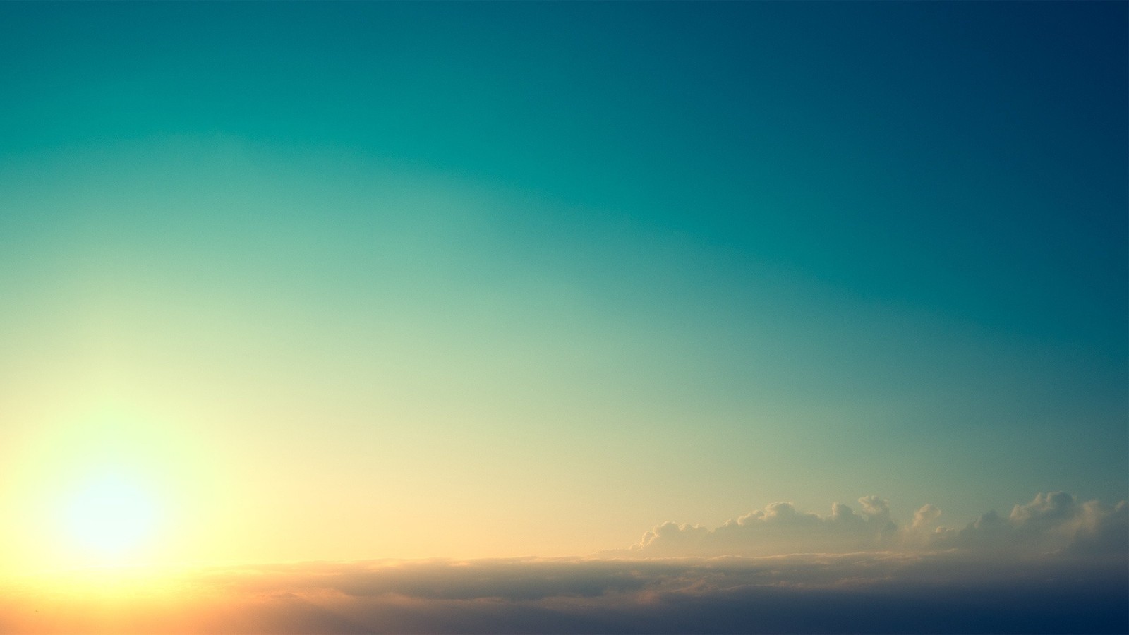 Des enfants arabes font voler un cerf-volant dans le ciel au coucher du soleil (bleu, horizon, journée, nuage, atmosphère)