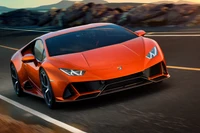 Dynamischer orangefarbener Lamborghini Aventador auf malerischer Straße