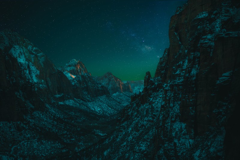 Uma vista de uma cadeia de montanhas com uma luz verde no céu (espaço, angels landing, parque nacional, noite, ilustração)