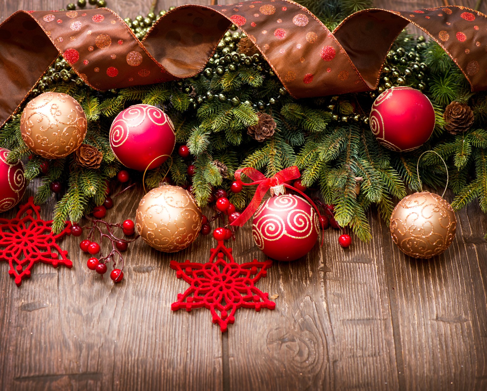 Weihnachtsdekorationen auf einem holztisch mit roten und goldenen ornamenten (weihnachtstag, weihnachtsornament, weihnachtsschmuck, weihnachten, tanne)