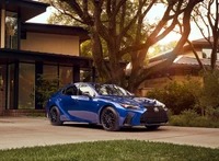 2021 Lexus IS 350 F Sport em um ambiente residencial moderno ao pôr do sol