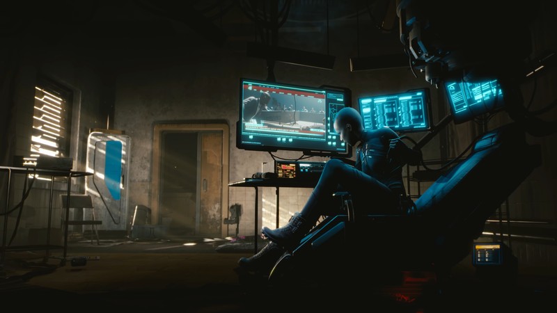 Женщина сидит в кресле перед телевизором (cyberpunk 2077, видеоигра)