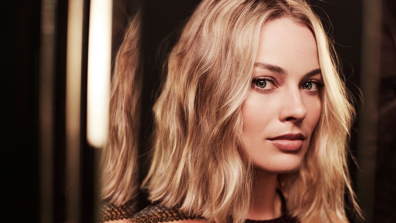 Крупный план женщины с блондинистыми волосами в черном платье (margot robbie, знаменитость, актриса, блондинка, девочки)