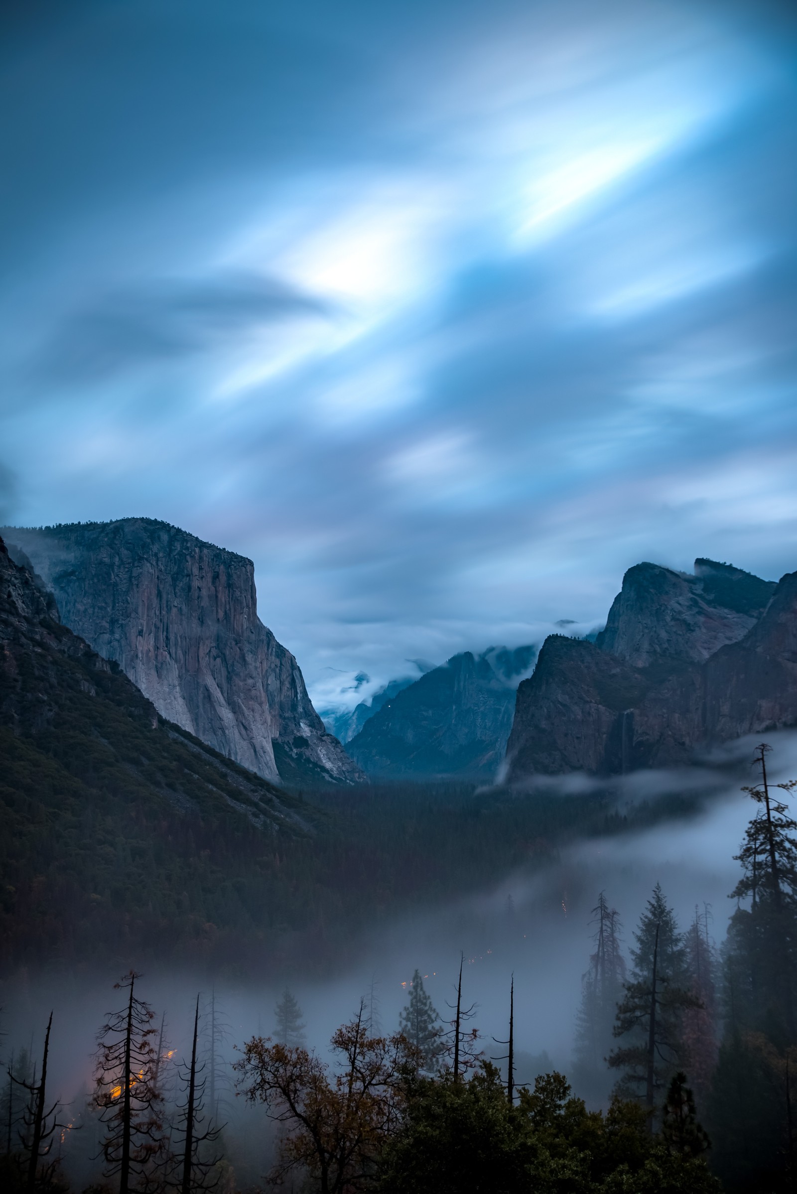 Вид на долину с туманной горой на заднем плане (водопад йосемити, yosemite falls, парк, эль капитан, el capitan)