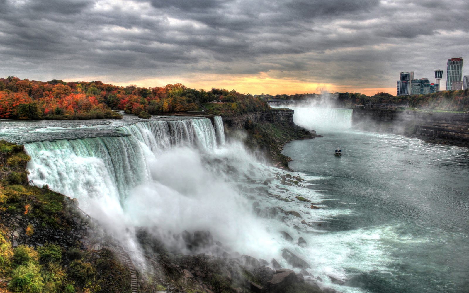 Eine arafed sicht auf einen wasserfall mit einem boot im wasser (american falls, niagarafluss, wasserfall, gewässer, wasserressourcen)