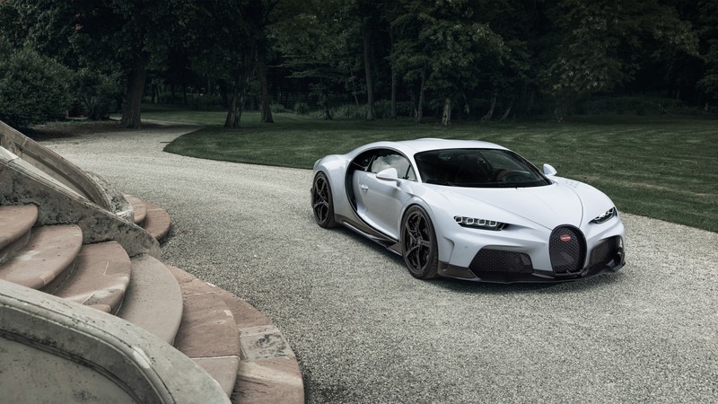 Близкий план белого bugatti на дороге рядом с каменной лестницей (bugatti chiron super sport, 5k, гиперспортивные автомобили, 2021, машины)