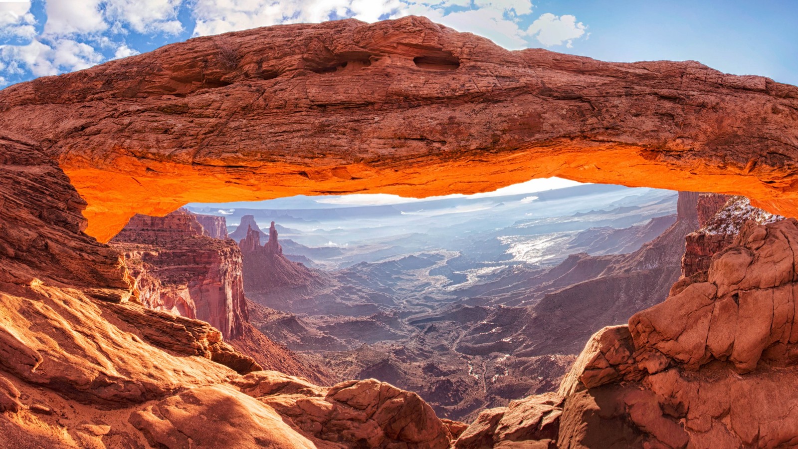 Uma vista de uma grande formação rochosa com um grande arco (mesa arco, deserto, natureza, formação, rocha)