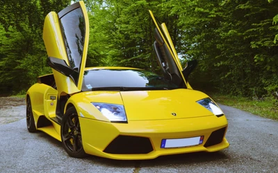 Lamborghini Murciélago amarillo con puertas de tijera icónicas abiertas, contra un fondo verde exuberante.