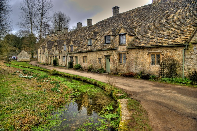 Каменные дома с ручьем, протекающим посередине дороги (бибури, bibury, собственность, дом, коттедж)