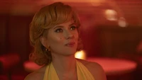 Scarlett Johansson envisageant la Lune dans un cadre vintage