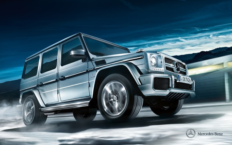 Серебристый mercedes g-класса едет по заснеженной дороге. (машина, колесо, mercedes benz s class, mercedes benz g class, mercedes benz)