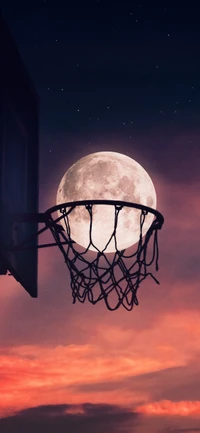 Vollmond beleuchtet einen Basketballkorb vor einem Dämmerungshimmel