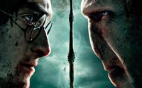 Un gros plan dramatique de Harry Potter et Lord Voldemort, les visages à quelques centimètres l'un de l'autre, transmettant une tension dans une atmosphère sombre et magique.