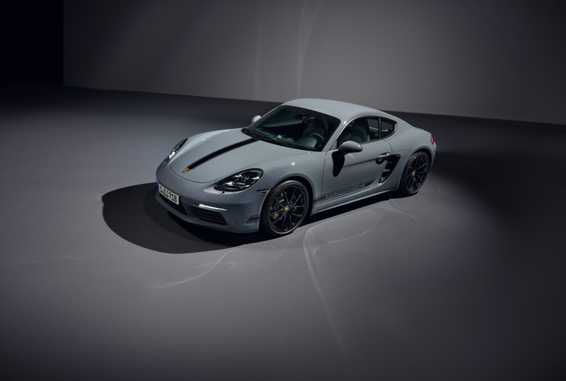 Близкий план спортивного автомобиля porsche в темной комнате (porsche 718 cayman, стильное издание, 2022, машины, обои 4k)