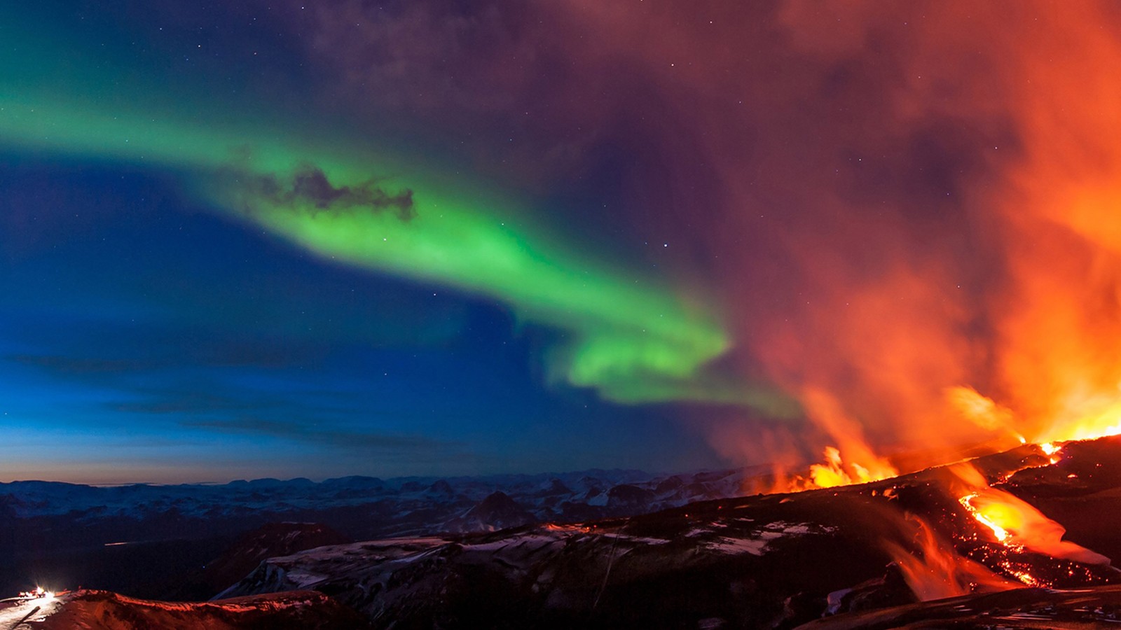 Une aurore verte brillante illumine le ciel au-dessus d'une montagne (volcan, aurore, atmosphère, paysage, ciel)