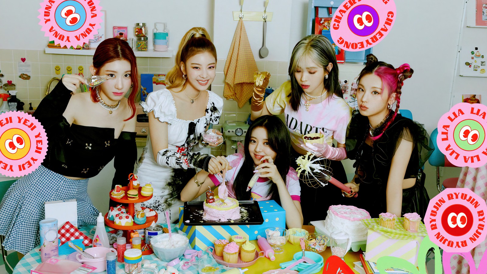 Várias garotas posando para uma foto na frente de uma mesa com um bolo (itzy, 있지, kpop, meninas, k pop)