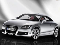 Elegante Audi TT coupé prateado que exibe um design moderno e uma elegância esportiva.