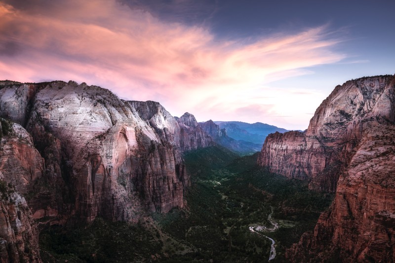 Вид на каньон с рекой, протекающей через него (rock mountains, река поток, долина, национальный парк зайон, zion national park)