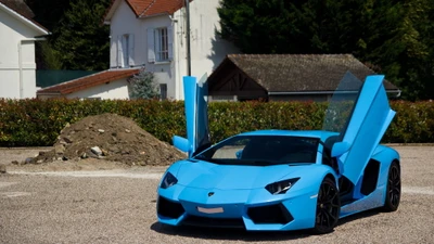 Blauer Lamborghini Aventador mit offenen Türen, der sein auffälliges Design zeigt.