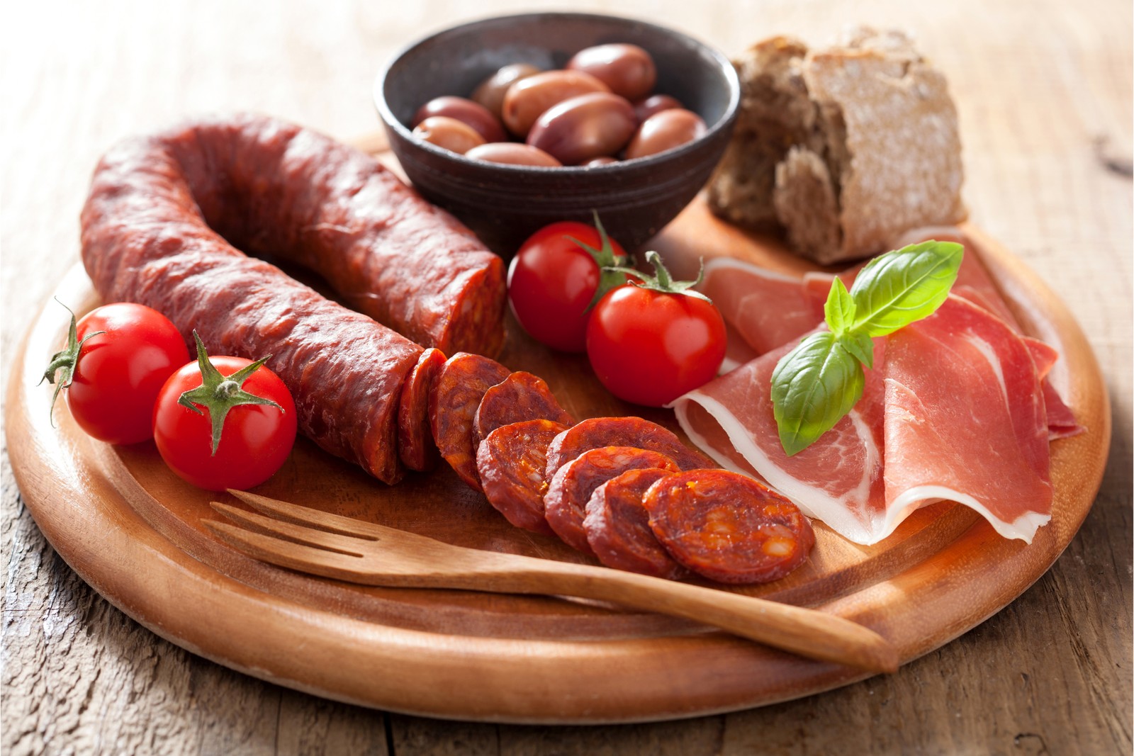 Gros plan d'une assiette de viande et de légumes sur une table en bois (saucisse, nourriture, viande, déjeuner, boire)