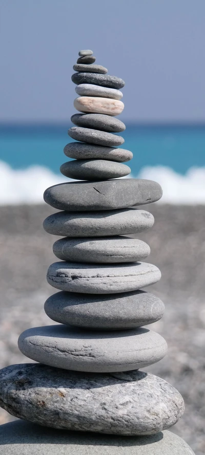 Torre de piedras equilibrada contra el horizonte azul