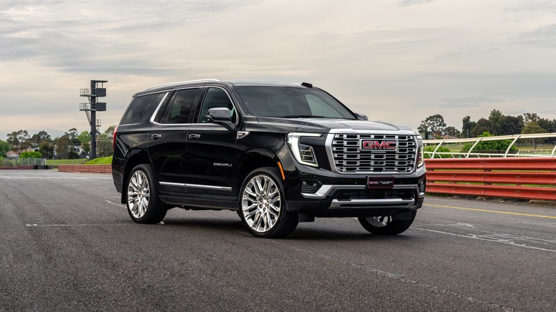 Крупный план черного gmc yukon denali, припаркованного на трассе (gmc yukon денали, 2024, люксовый внедорожник, 5k, машины)