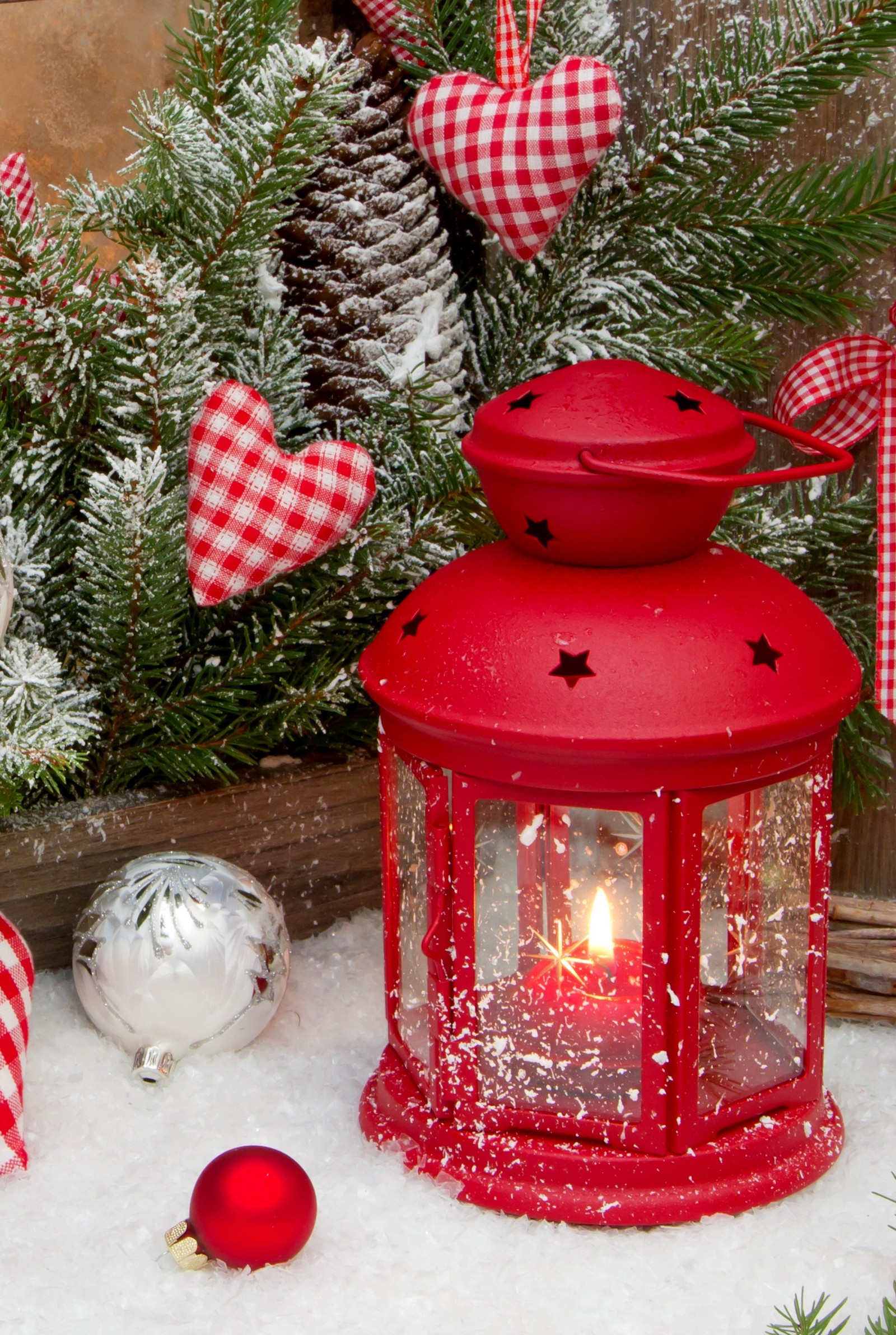 Hay una linterna roja con una vela dentro (vela, navidad, farol)