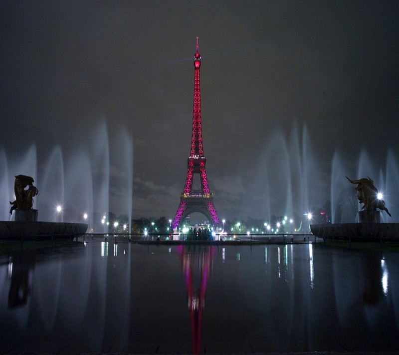 Эйфелева башня с красным светом посреди пруда (город любви, париж, paris)