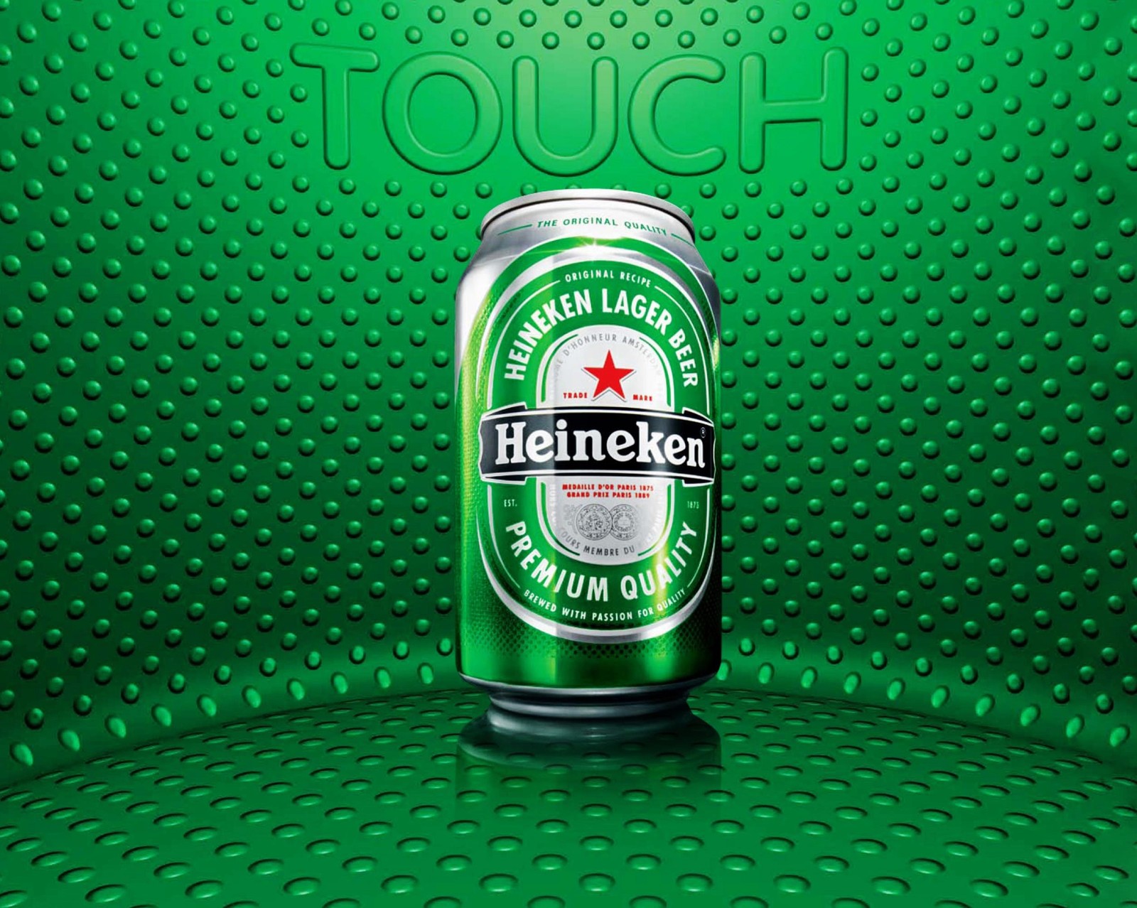 Арафедическое изображение банки пива heineken на зеленом фоне (3d, алкоголь, пиво, напиток, хайникен)