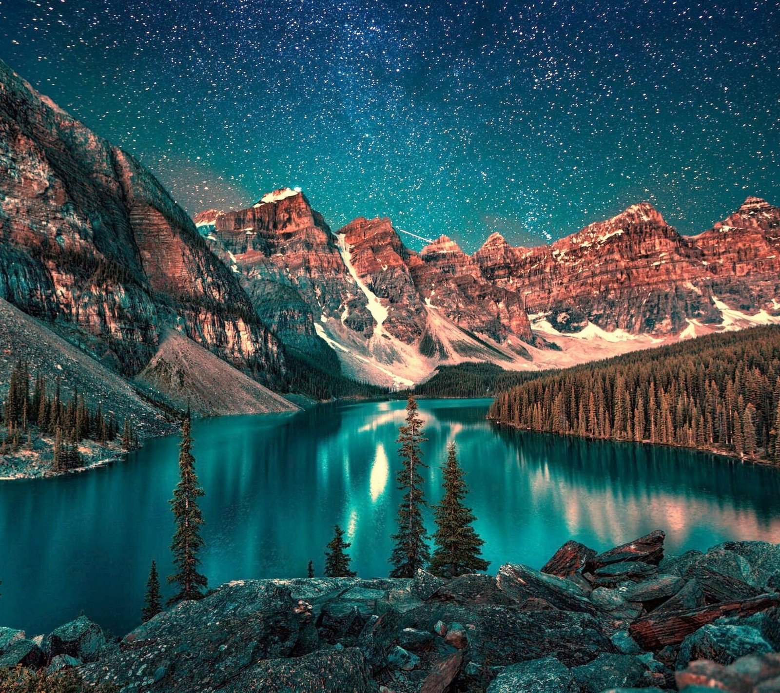 Blick auf einen see, umgeben von bergen und bäumen unter einem sternenhimmel (beeindruckend, schönheit, klasse, berge, natur)