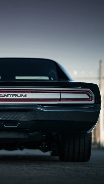 Dodge Charger Poderoso: Vista traseira de um carro muscle clássico