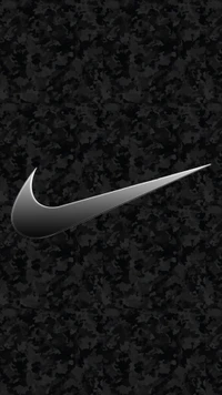 Logo de Nike sobre fondo de camuflaje oscuro