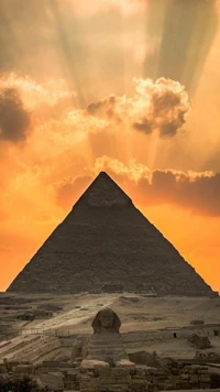 Majestätische Pyramide von Gizeh bei Sonnenuntergang mit der Sphinx