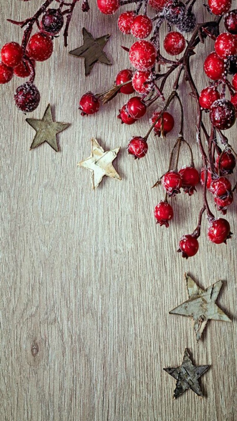 Hay una mesa de madera con un montón de bayas y estrellas (navidad, decoraciones, estrellas)