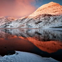 Reflexão deslumbrante da montanha ao pôr do sol