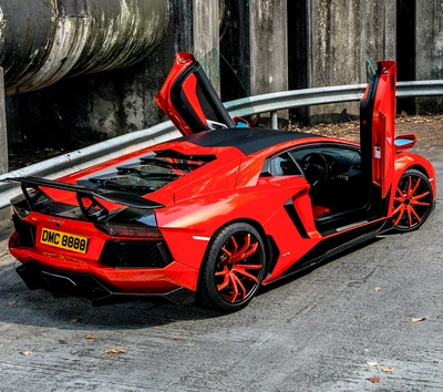 Atemberaubender roter Lamborghini Aventador mit Lambo-Türen – Exzellenz der Supersportwagen