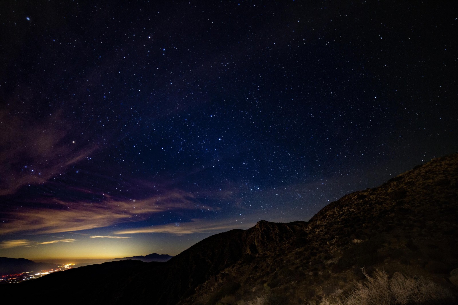 Uma vista do céu noturno com estrelas e nuvens acima de uma montanha (4k, amoled, fhd, galáxia, montanha)