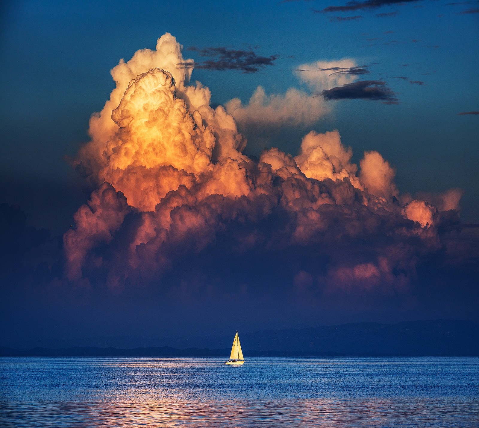 Ein arabisches segelboot im ozean mit einer wolke im hintergrund (abej, beograd, wolke, liebe, segelboot)