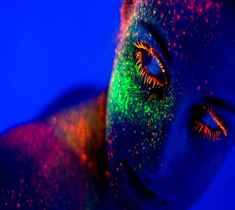 A close up of a woman with glowing eyes and a black light (color, wallpaper)