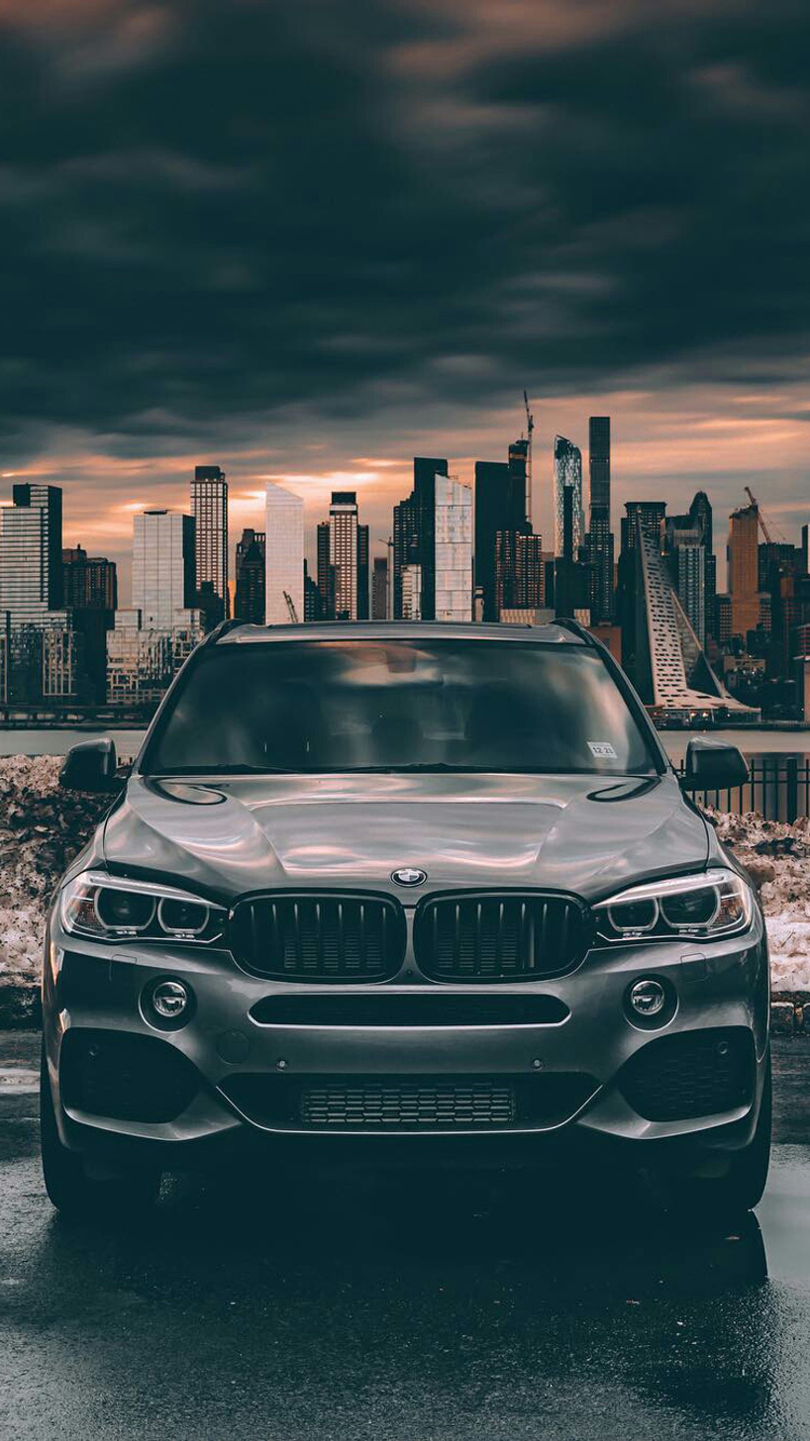 Bmw x6, das vor einer stadtsilhouette parkt (bmw, stadt, luxus, m power, suv)