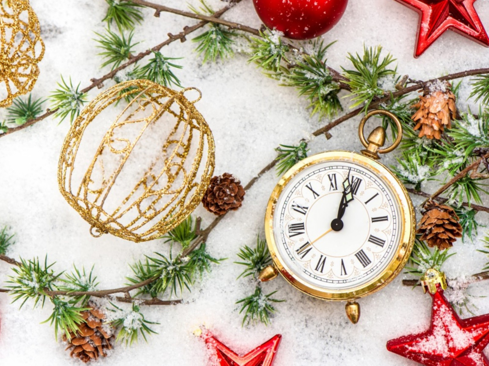 Gros plan d'une horloge sur une surface enneigée avec des décorations de noël (2015, boule de noël, bonne année, joyeux noël)