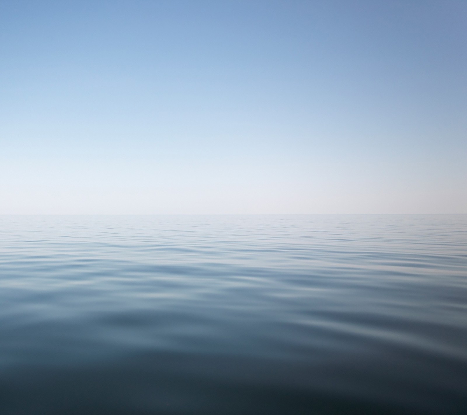 Há um pequeno barco flutuando na água (galáxia, oceano, silencioso, samsung, mar)