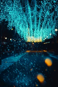 Encantador paisaje nocturno de luces navideñas azules entre aguas brillantes