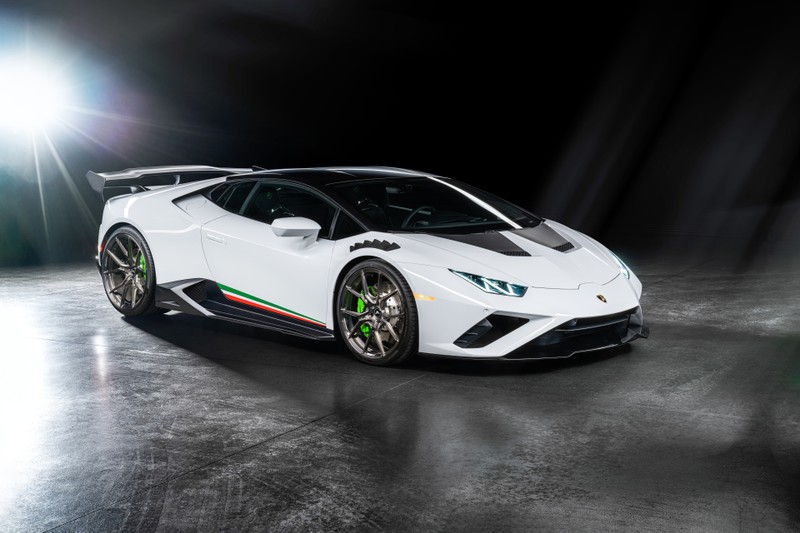 Ламборгини с зеленой и красной полосой сбоку (vorsteiner lamborghini huracán evo rwd monza, 2021, тёмный фон, 5k, 8k)