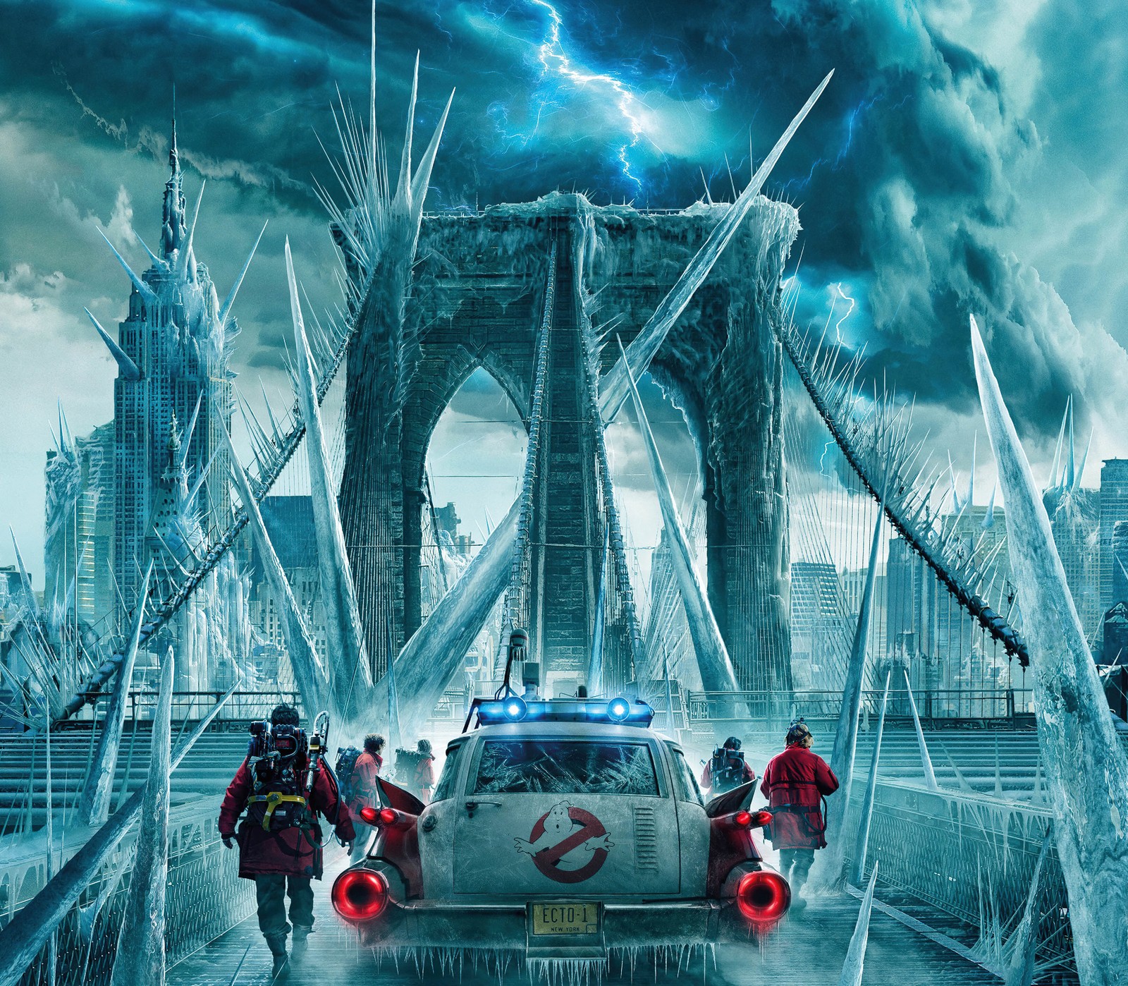 Eine gruppe von menschen, die über eine brücke mit einem geisterauto gehen (ghostbusters frozen empire, 2024 filme, 5k, filme, 4k hintergrund)