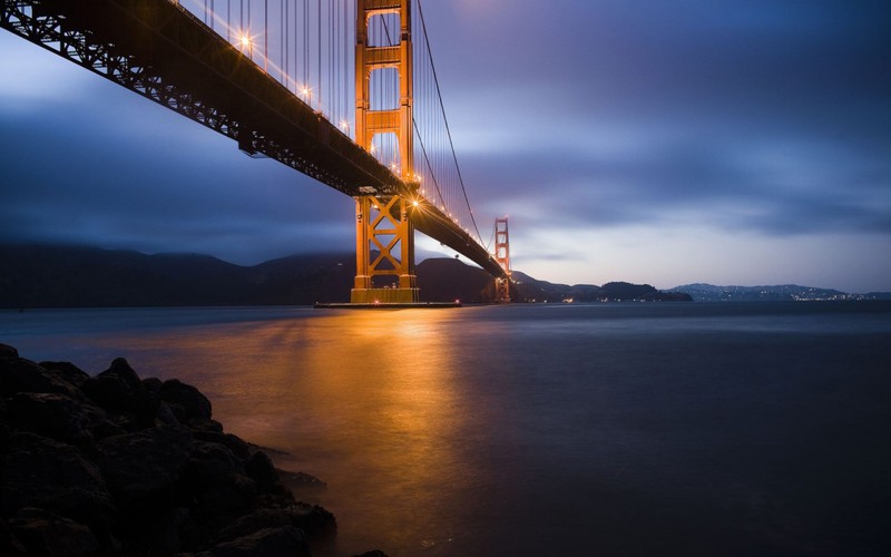 Близкий план моста с фонарем ночью (мост золотые ворота, golden gate bridge, мост, море, вечер)