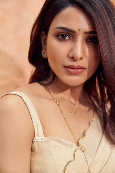 Samantha Akkineni: Retrato cautivador de una actriz de Telugu con atuendo elegante